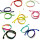 Regenbogenfarbene Armbänder in verschiedenen Farben